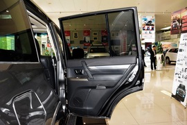 2016款三菱帕杰罗3.0L自动尊贵版