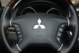 2016款三菱帕杰罗3.0L自动尊贵版