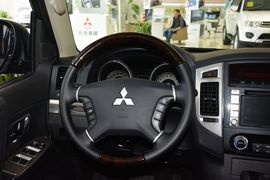 2016款三菱帕杰罗3.0L自动尊贵版