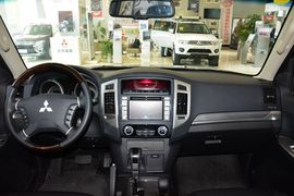 2016款三菱帕杰罗3.0L自动尊贵版