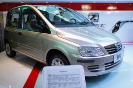 众泰朗悦双天窗车展实拍