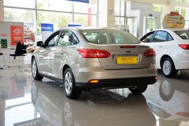 2015款福特福克斯三厢1.6L自动舒适型