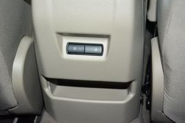 2015款福特福克斯三厢1.6L自动舒适型
