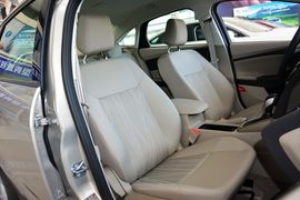 2015款福特福克斯三厢1.6L自动舒适型