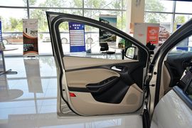 2015款福特福克斯三厢1.6L自动舒适型