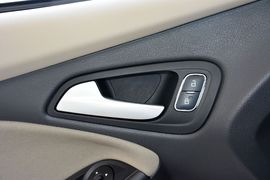 2015款福特福克斯三厢1.6L自动舒适型