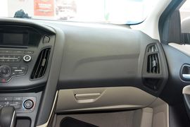 2015款福特福克斯三厢1.6L自动舒适型