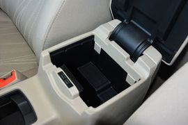 2015款福特福克斯三厢1.6L自动舒适型