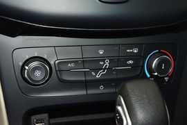 2015款福特福克斯三厢1.6L自动舒适型
