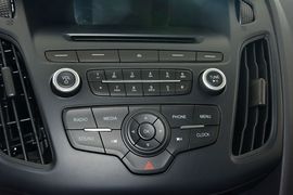 2015款福特福克斯三厢1.6L自动舒适型
