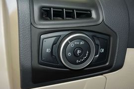 2015款福特福克斯三厢1.6L自动舒适型