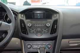 2015款福特福克斯三厢1.6L自动舒适型