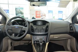 2015款福特福克斯三厢1.6L自动舒适型