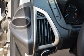 2016款福特途睿欧2.0T手动精英版