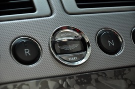 2010款阿斯顿马丁V8