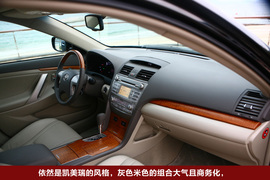 2010款丰田凯美瑞混动试驾