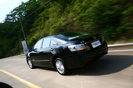 2010款丰田凯美瑞混动试驾