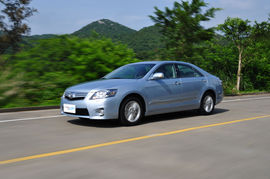 2010款丰田凯美瑞混动试驾