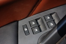 2016款江铃驭胜S350自动汽油超豪华版5座