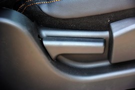 2016款江铃驭胜S350自动汽油超豪华版5座