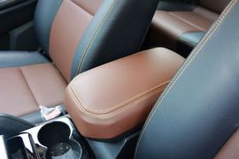 2016款江铃驭胜S350自动汽油超豪华版5座