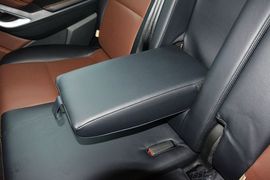 2016款江铃驭胜S350自动汽油超豪华版5座