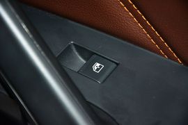 2016款江铃驭胜S350自动汽油超豪华版5座