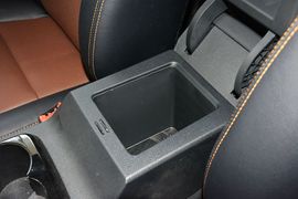 2016款江铃驭胜S350自动汽油超豪华版5座