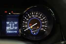 2016款江铃驭胜S350自动汽油超豪华版5座