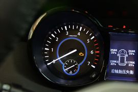 2016款江铃驭胜S350自动汽油超豪华版5座