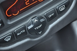 2010款标致207两厢1.6L手动品乐版