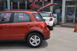 2010款铃木天语SX4两厢冠军限量版