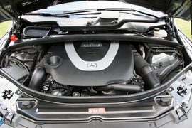 2011款奔驰R500海外试驾实拍