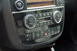 2011款奔驰R500海外试驾实拍