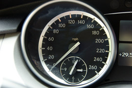 2011款奔驰R500海外试驾实拍