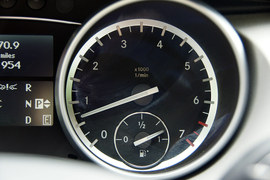 2011款奔驰R500海外试驾实拍