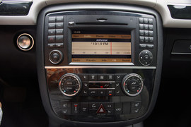 2011款奔驰R500海外试驾实拍