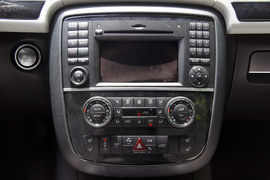 2011款奔驰R500海外试驾实拍