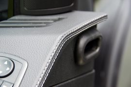 2011款奔驰R500海外试驾实拍