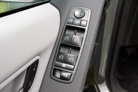 2011款奔驰R500海外试驾实拍