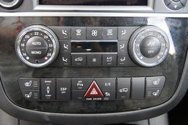 2011款奔驰R500海外试驾实拍