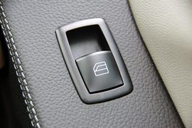 2011款奔驰R500海外试驾实拍