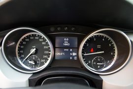 2011款奔驰R500海外试驾实拍