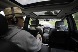 2011款奔驰R500海外试驾实拍