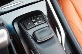 2016款雷克萨斯LX570尊贵豪华版