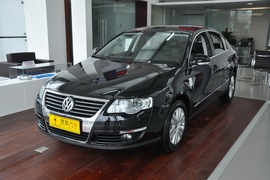 2011款迈腾1.8TSI豪华黑内饰版