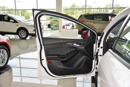 2015款福特福克斯三厢EcoBoost