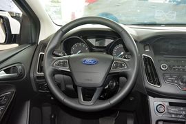 2015款福特福克斯三厢EcoBoost