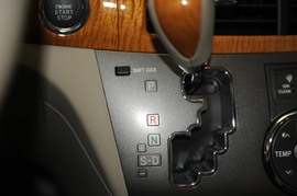 2008款丰田普瑞维亚2.4标准版