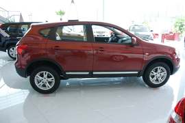2010款日产逍客2.0S火MT2WD